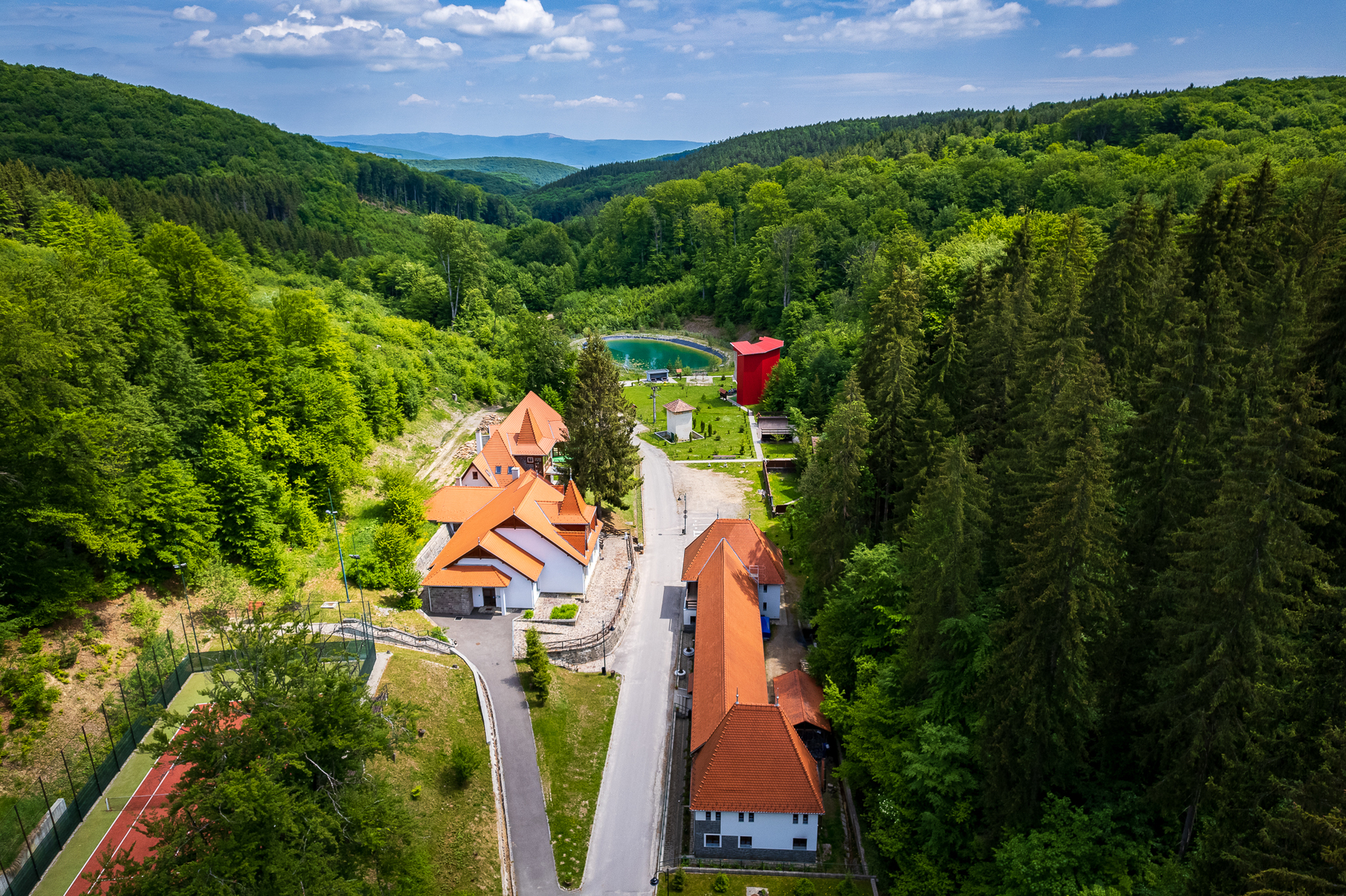 Comorile de la Şugaş Băi – relaxare pentru întreaga familie