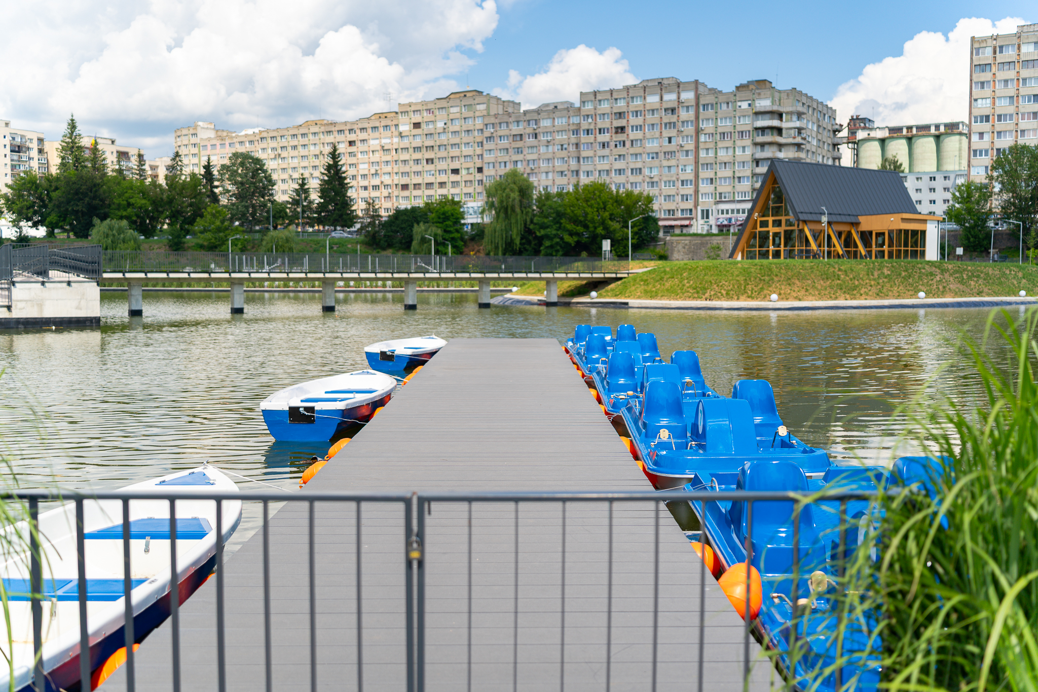 Sâmbătă vor fi date în folosinţă bărcile şi hidrobicicletele de pe Lacul din zona Gării