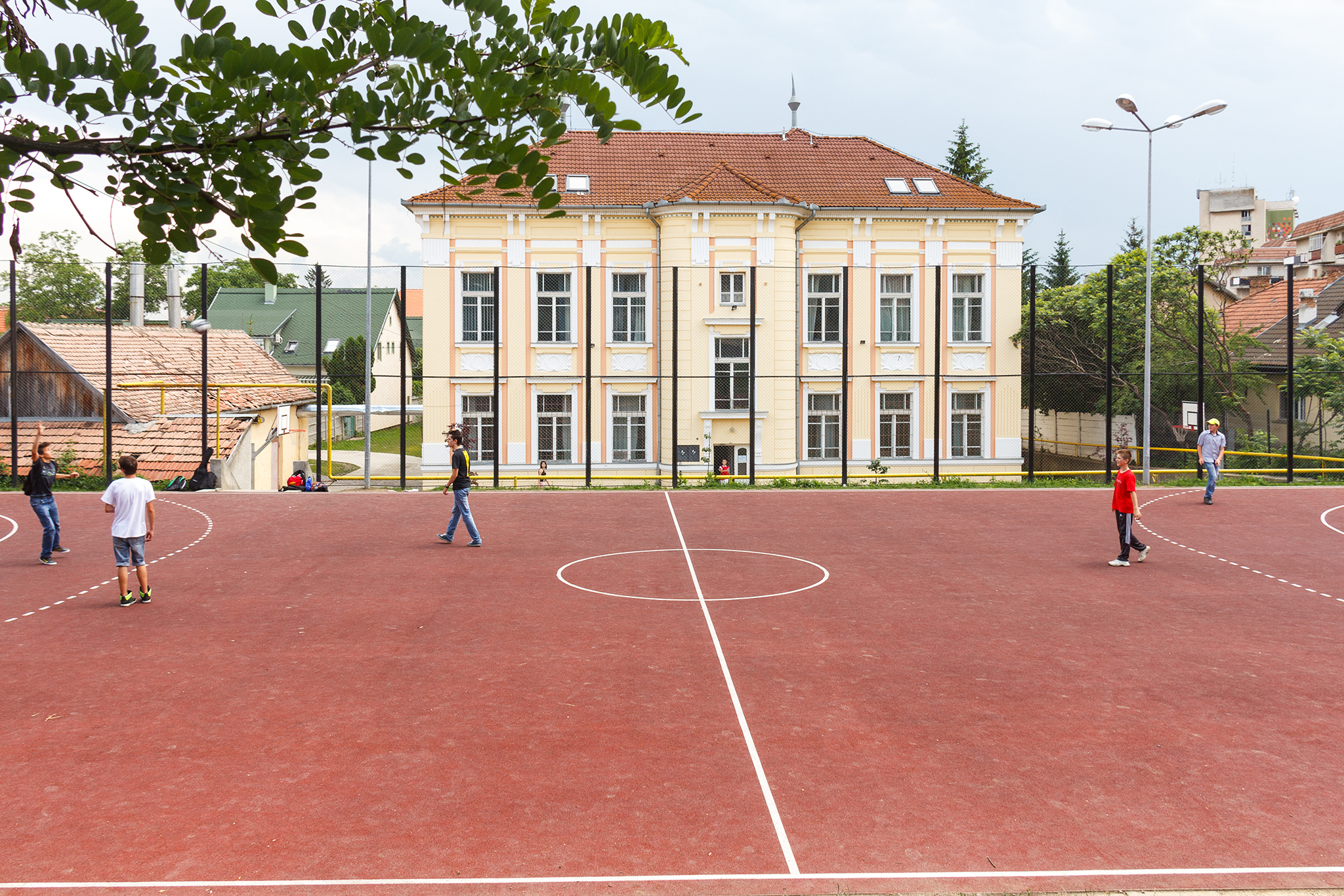 Locuitorii din Sfântu Gheorghe pot folosi terenurile de sport ale școlilor și în timpul vacanței 