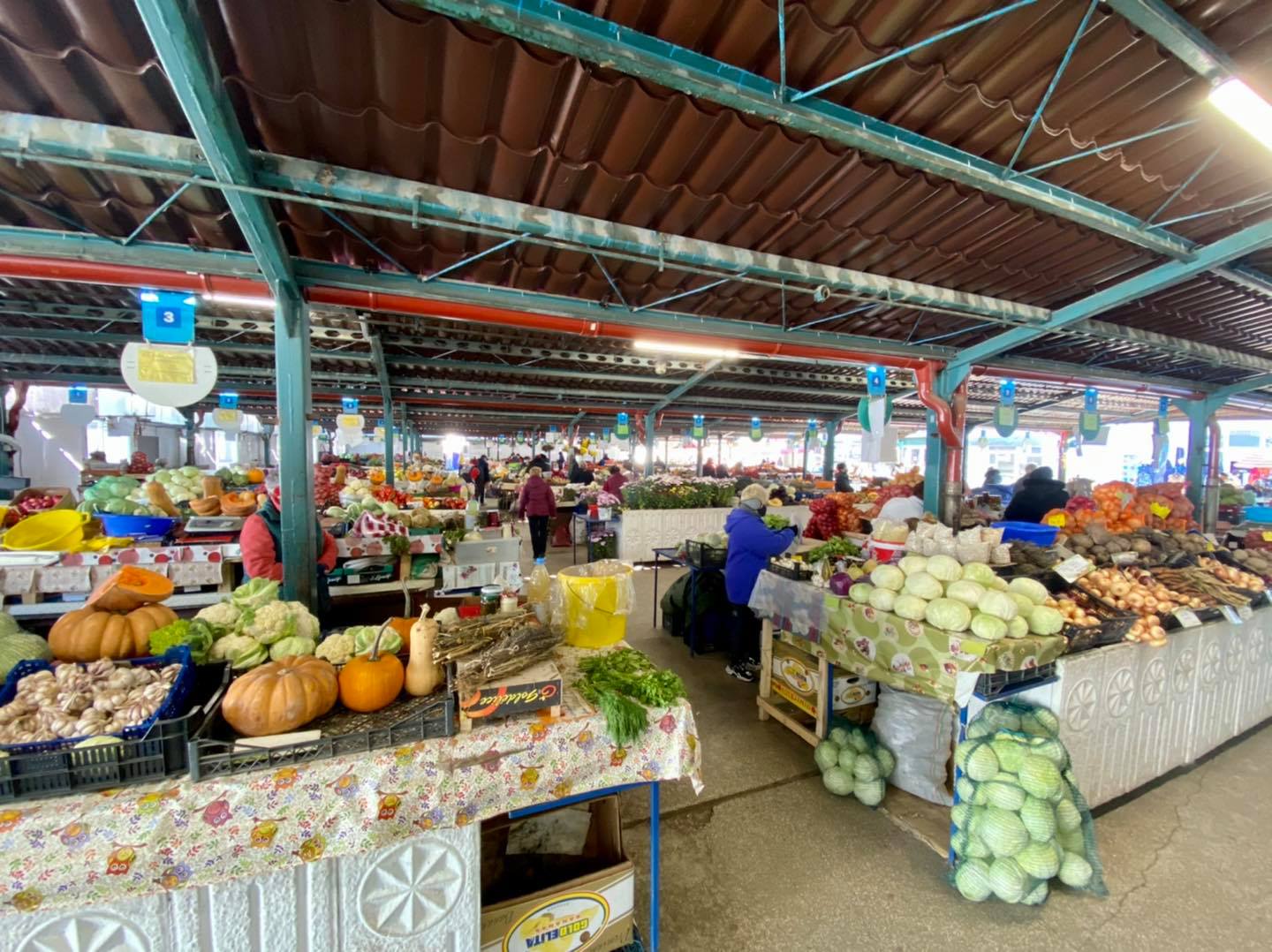 Piaţa agroalimentară din Sfântu Gheorghe rămâne deschisă. De marţi se deschid şi creşele din oraş