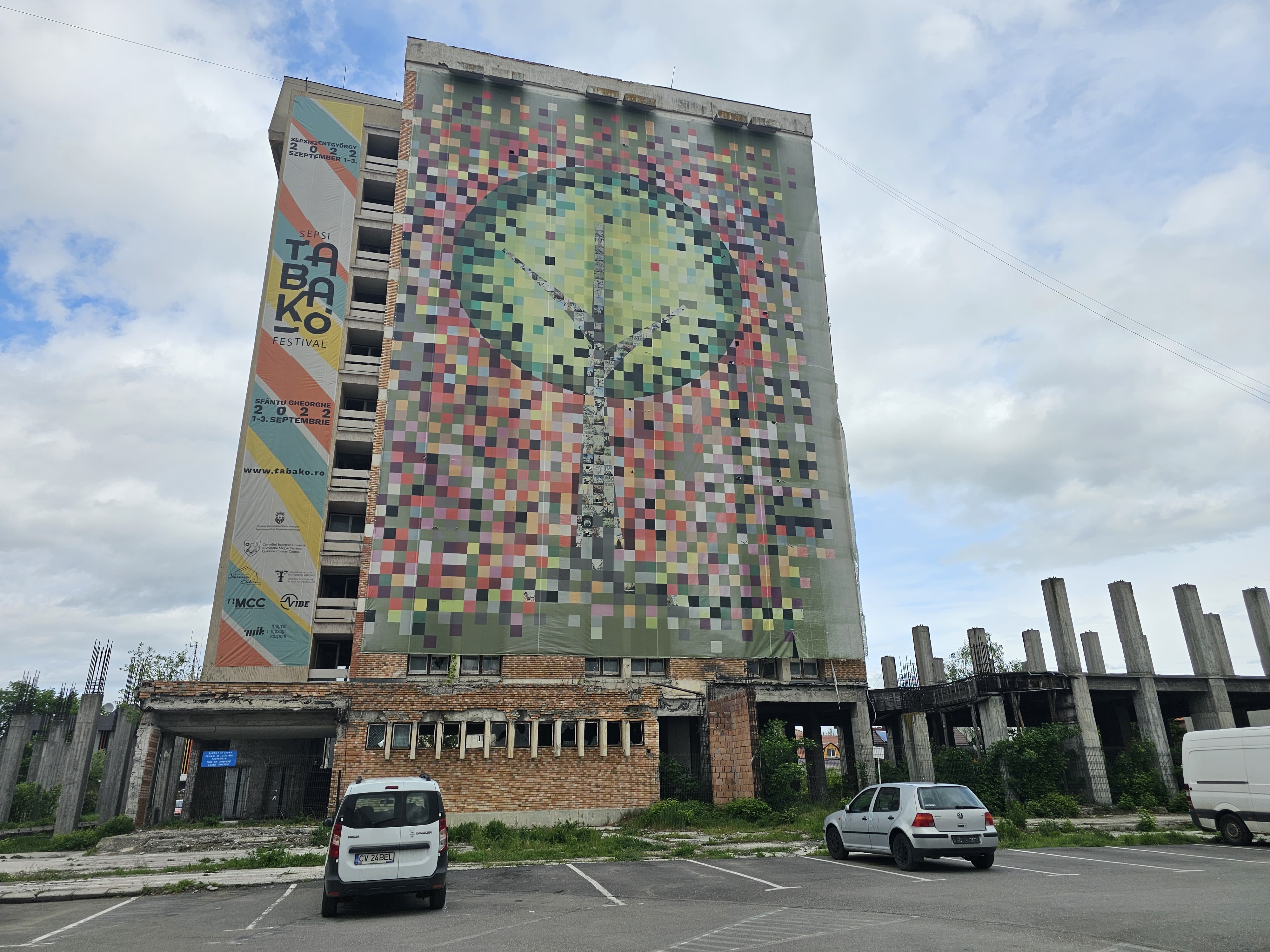 Începe demolarea fostului Hotel Bodoc